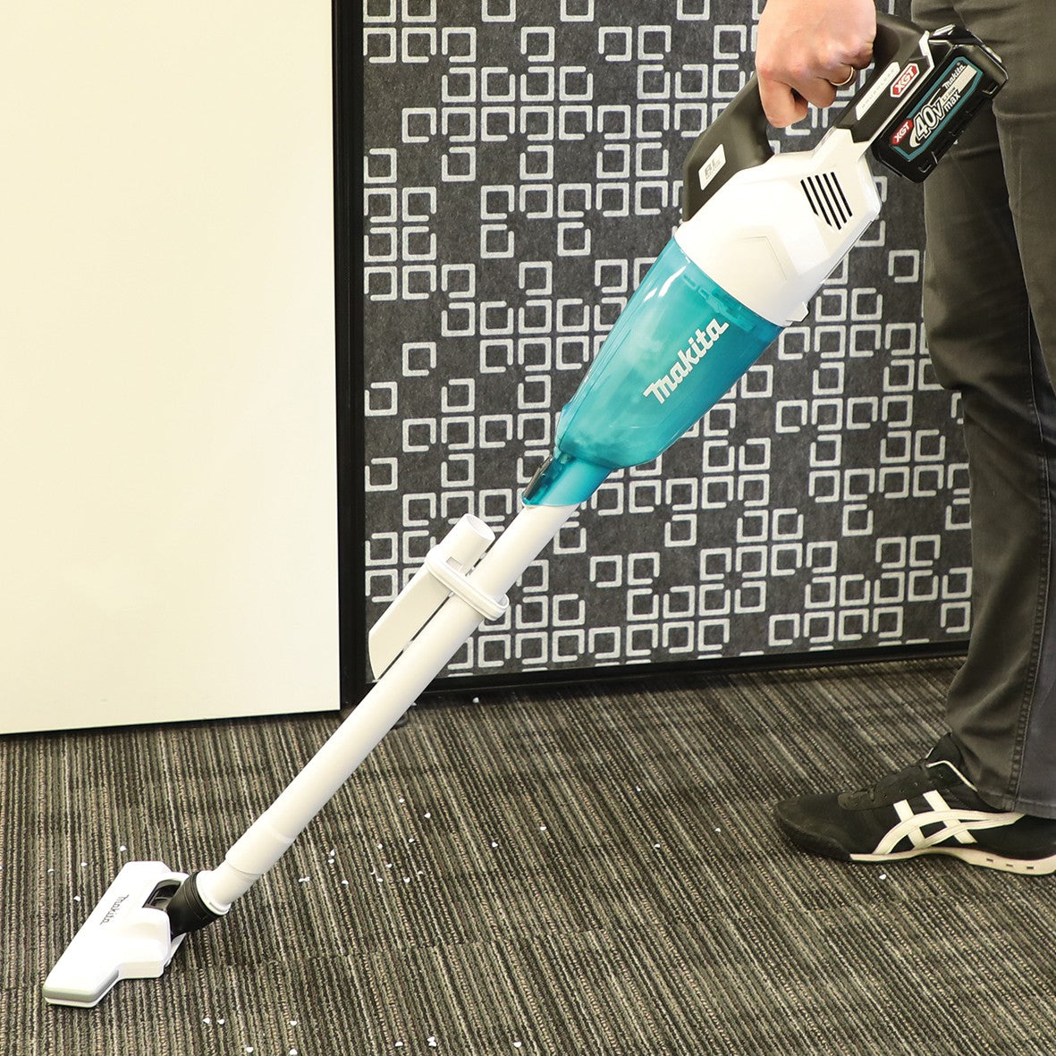 Makita 40V Max Brushless Stick Vacuum CL001GZ17