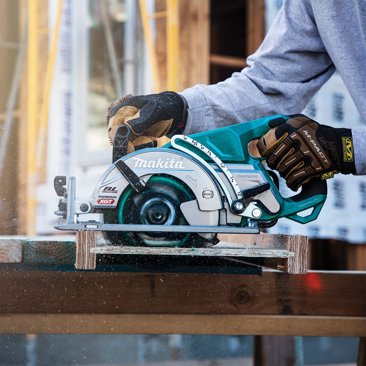 Makita 40V Max Brushless 185mm (7-1/4") Rear Handle Saw RS001GZ