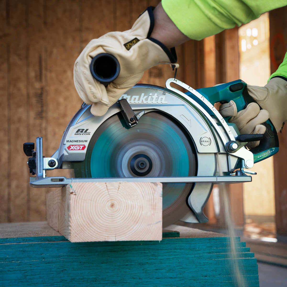 Makita 40V Max Brushless 260mm (10-1/4”) Rear Handle Saw RS002GZ