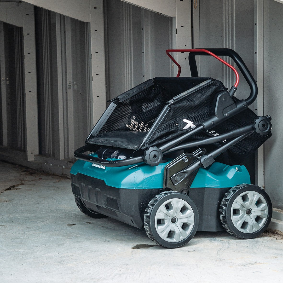 Makita 40V Max Brushless Lawn Scarifier Kit UV001GM201 (Damaged Cardboard Box) In-store pickup only
